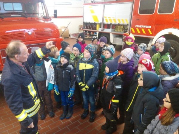 3a und 3b zu Besuch im Feuerwehrgeraetehaus in Lammersdorf